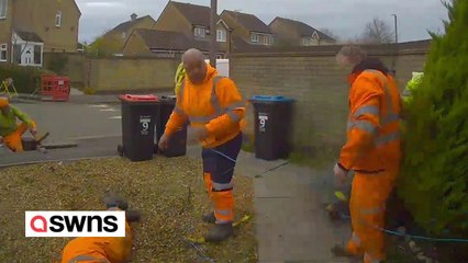 Amüsante Aufnahmen von Türklingeln zeigen Handwerker, die das Tauziehen mit dem Gully gewinnen