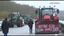 Blocchi da Nord a Sud, gli agricoltori accerchiano Parigi