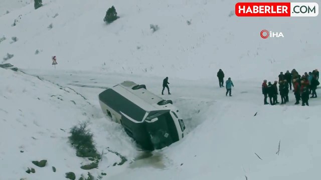 Sivas'ta cenaze yakınlarını taşıyan otobüs devrildi, çok sayıda yaralı var
