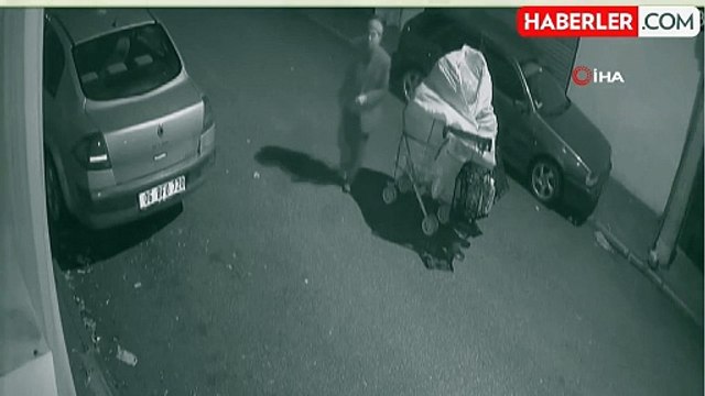 Camda asılı Türk bayrağını kopartarak geri dönüşüm atıklarının içine koydu...O anlar kamerada Türk bayrağını indiren şahıs gözaltına alındı