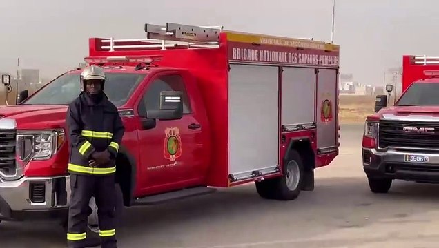 Macky Sall réceptionne des véhicules et du matériel pour la Brigade des sapeurs-pompiers