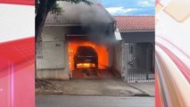 Carro pega fogo dentro de garagem em residência de Maringá; veja vídeo