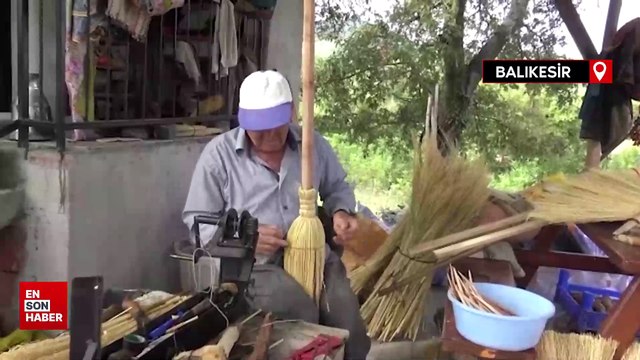 Balıkesirli Ali Usta 44 yıldır el süpürgesi yaparak geçimini sağlıyor