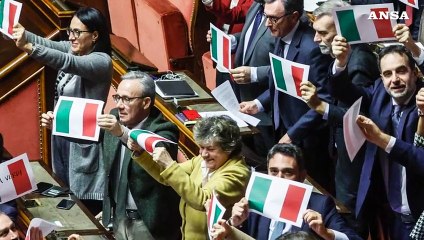 Primo si' all'Autonomia, ma e' bagarre in Aula