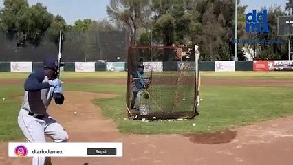 AMLO se divierte con el bateo junto a Randy Arozarena: 'Lo voy a macanear'