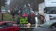 France: les agriculteurs en colère bloquent une nationale en direction de Paris