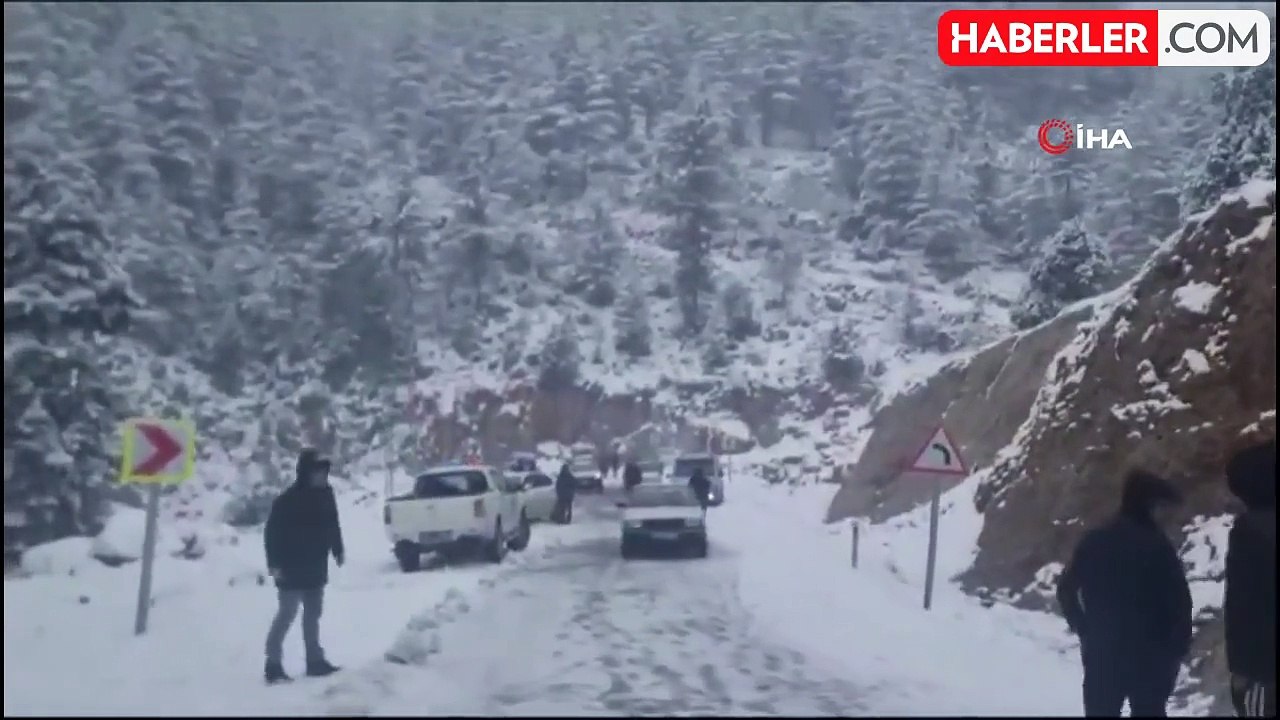 Adana'da karda mahsur kalan araçlar kurtarıldı