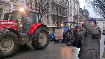 Arrivée du convoi dans le quartier de la Préfecture du Jura