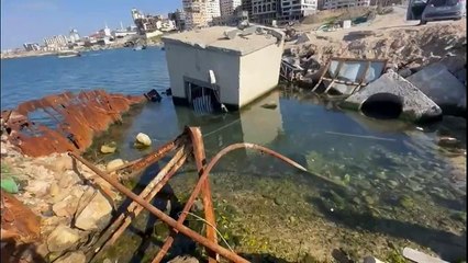 قوارب مدمرة في ميناء الصيادين في مدينة غزة