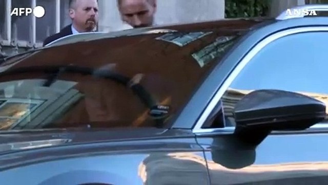 Gb, la regina consorte Camilla lascia l'ospedale dopo essere andata a trovare re Carlo