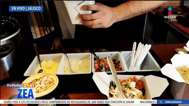 Nallely desayuna chilaquiles en Prisma