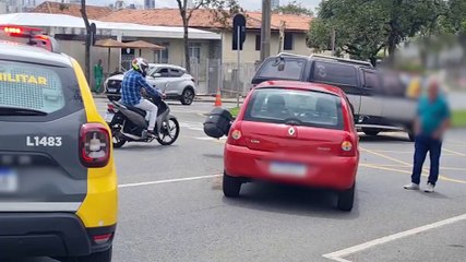 Acidente de trânsito deixa um ferido em frente ao hospital da PM em Curitiba