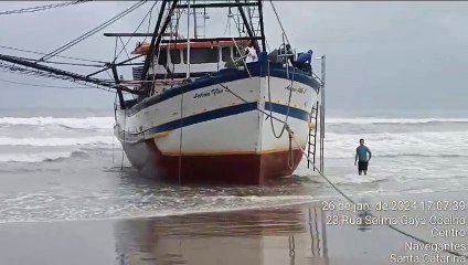 Barco carregado de peixe fica à deriva em Navegantes e megaoperação recolhe carga