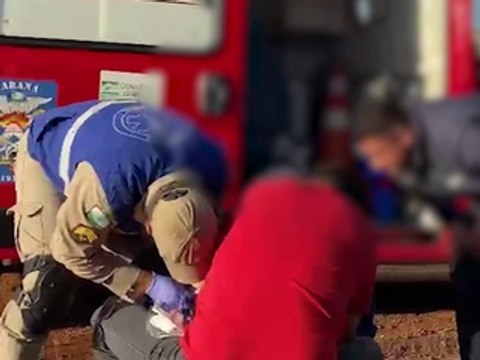 Motociclista sofre luxação em cotovelo ao cair de moto no Bairro Periolo