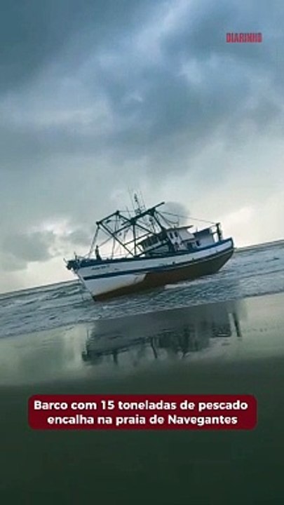 Barco com 15 toneladas de pescado encalha na praia de Navegantes