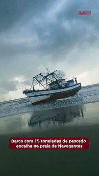 Barco com 15 toneladas de pescado encalha na praia de Navegantes