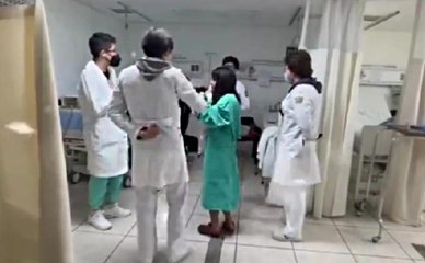 ¡Héroes en Toluca! Doctores se convierten en chambelanes y sorprenden a una joven 🎉