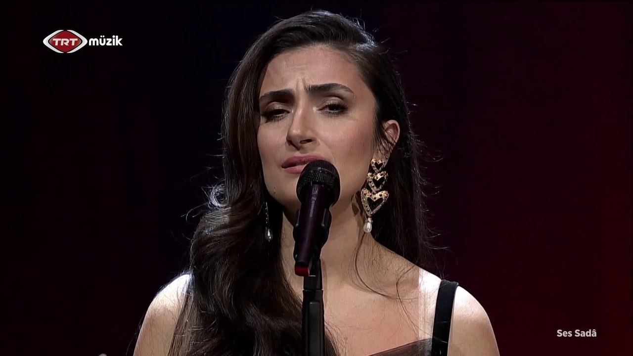 Yaprak Sayar / Akşam yine gölgen yine gölgen yine akşam