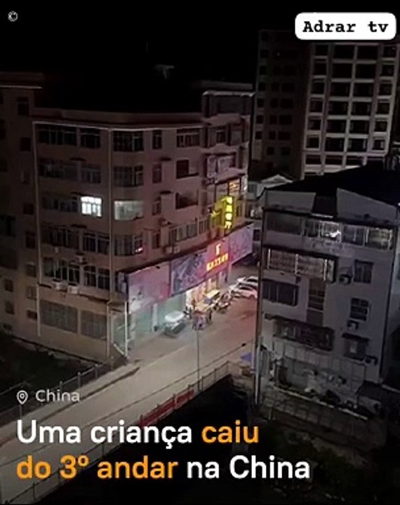  Une foule sauve un enfant tombé d'un immeuble en Chine avec des drapsL'enfant est tombé du troisième étage mais a survécu.La vidéo a été enregistrée dans la ville de Chincheu, dans la province du Fujian.