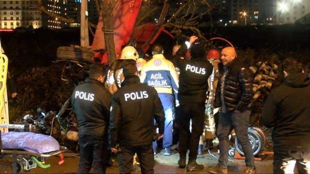 İstanbul'da ağaca çarpan otomobil takla attı