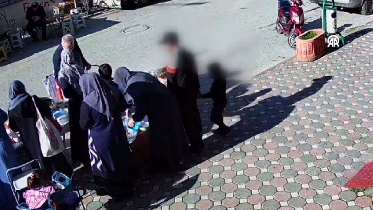 Çocuğuyla pazarda gezip kadının cep telefonunu çaldı