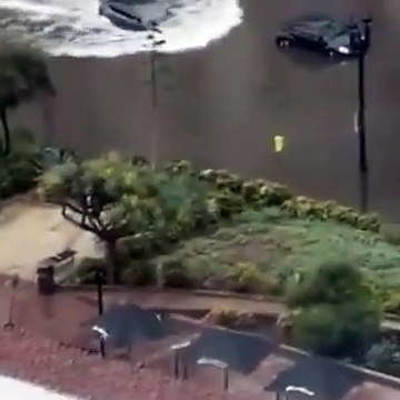 Tesla almak için iyi bir neden! Göle dönen yolda Tesla yüzdü…