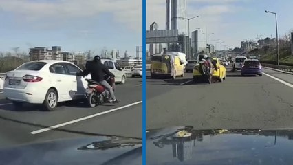 Otomobilin aynasını kıran motosikletli, saniyeler içinde kaza yaptı!