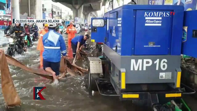 Lalu Lintas Jalur Cipulir-Kebayoran Lama Tersendat Akibat Banjir Setinggi 20-30 Sentimeter