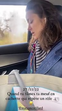 Assise dans une voiture à côté d'un énorme sac de voyage, l'actrice parle toute seule avec des écouteurs dans les oreilles et semble à première vue complètement folle.Marion Cotillard, instagram