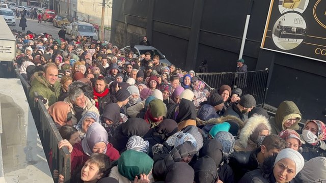 Mağaza açılışında izdiham
