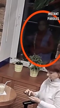 Ces clients réalisent un geste de partage unique dans ce restaurant