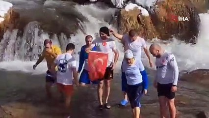 Van Gölü Aktivistleri eksi 6 derecede suya girdi