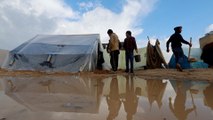تسرب مياه الأمطار إلى خيام النازحين بغزة يضاعف معاناتهم