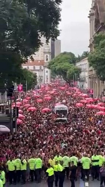 Bloco de Léo Santana lota rua do Rio de Janeiro