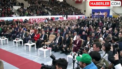 CHP Genel Başkanı Özgür Özel, Yılmaz Büyükerşen'in elini öptü