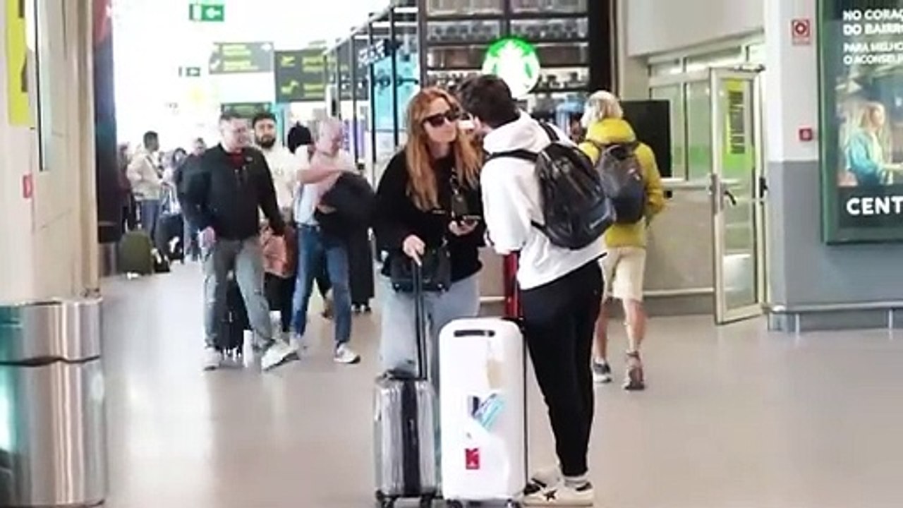 Juntos e Enamorados! O vídeo da chegada de Cristina Ferreira e o namorado a Lisboa.