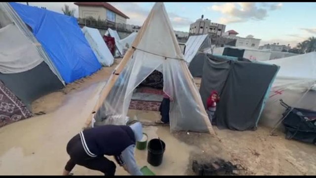 Le tende per sfollati palestinesi allagate a Rafah