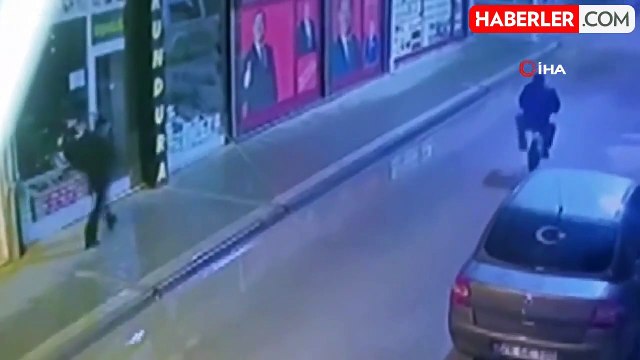 Yeniden Refah Partisi Polatlı Belediye Başkan adayı Hamdemir'in irtibat bürosuna saldırı anı kamerada