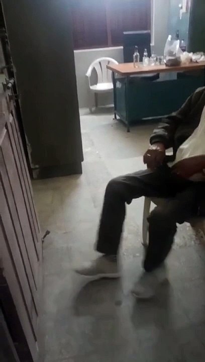 शराबी का गजब बहाना, बोला- नहीं पिऊंगा तो मर जाउंगा', सरकारी दफ्तर को बना डाला मयखाना