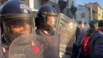 Corteo pro Palestina in piazzale Loreto, lo sbarramento delle forze dell'ordine in via Padova