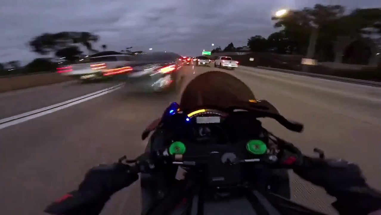 Biker speeds insanely fast through traffic
