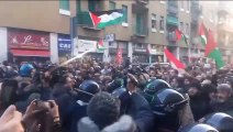 Milano, manifestazione pro Palestina: il tentativo di sfondare lo sbarramento delle forze dell'ordine in via Padova