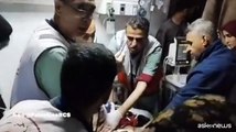 Un uomo colpito a Khan Younis, soccorritori tentano di rianimarlo