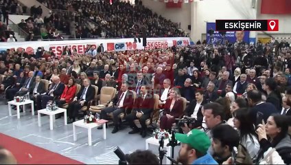 Özgür Özel Yılmaz Büyükerşen'in elini öptü