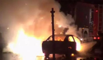 15 Temmuz Şehitler Köprüsü girişinde otomobil alev alev yandı.