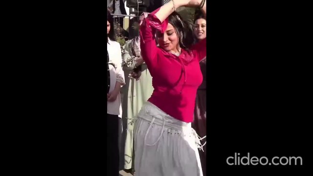 A beautiful girl dancing at a Moroccan wedding بنت جميلة بترقص فى حفل زفاف مغربى..