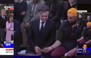 Jérome Bayle glisse un papier dans la main de Christophe Béchu, Ministre de la Transition écologique et de la Cohésion des territoires de France