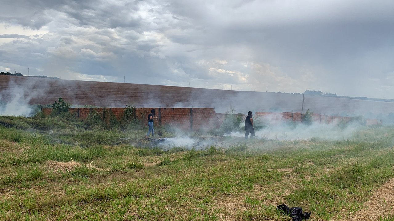 Incêndio toma conta de vegetação no bairro Esmeralda Fumaça acinzentada podia ser vista de longe