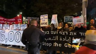 Maintenant à Tel Aviv : la police israélienne a confisqué une bannière « Arrêtez le génocide » lors d'une manifestation anti-guerre