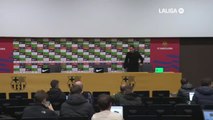 El momento en que Xavi sale a sala de prensa y anuncia su dimisión como entrenador del Barça para el 30 de junio